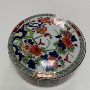 Elegant & Stylish Floral Ceramic Makeup Organizer. Used in Great condition. 5x5.